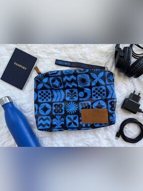 Blue Patterned Wristlet Pouch by OLUKAI